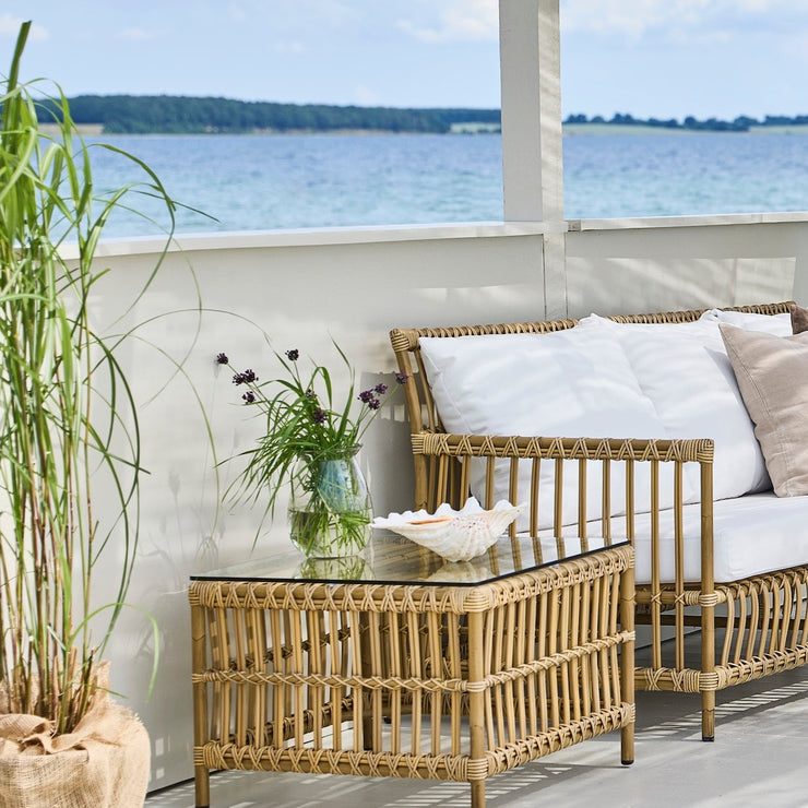 Utebordet Caroline Side Table fra Sika Design matcher resten av Caroline-serien perfekt. Et elegant og 'luftig' bord til uterommet! Rammen er laget i Alu-Rattan, pulverlakkert aluminium som ligner på rotting i både form og farge og dette gjør Caroline-serien til en sofistikert og innbydende utemøbelkolleksjon som tåler vær og vind. Velg mellom tre ulike farger på rammen: Naturfarget, mørkere brun eller hvit. Bordplaten er laget av herdet glass.