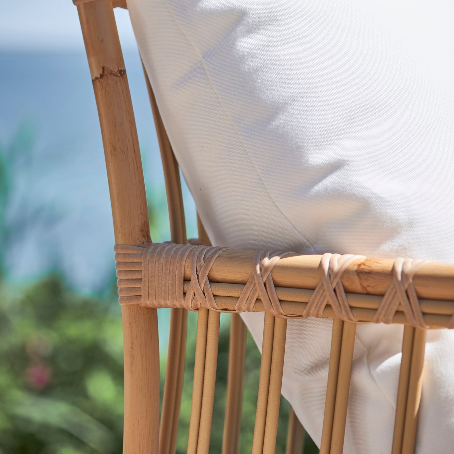 Rammen er laget i Alu-Rattan, pulverlakkert aluminium som ligner på rotting i både form og farge. Dette gjør Caroline-serien fra Sika Design til sofistikerte og innbydende utemøbler som tåler vær og vind. Velg mellom tre ulike farger på rammen: Naturfarget, mørkere brun eller hvit.