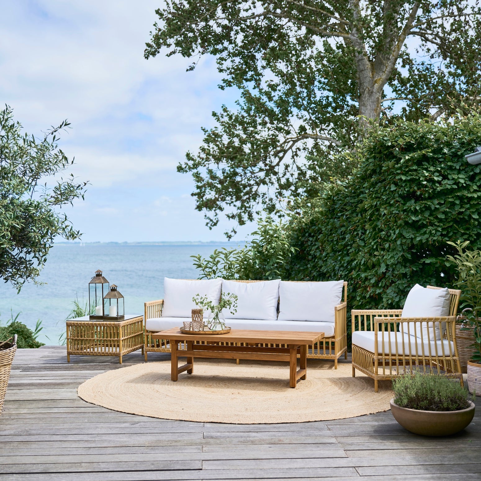 Utesofaen Caroline fra Sika Design er en elegant utendørs 3-setersofa som leveres med komfortable sitte- og ryggputer – perfekt for å nyte livet utendørs.