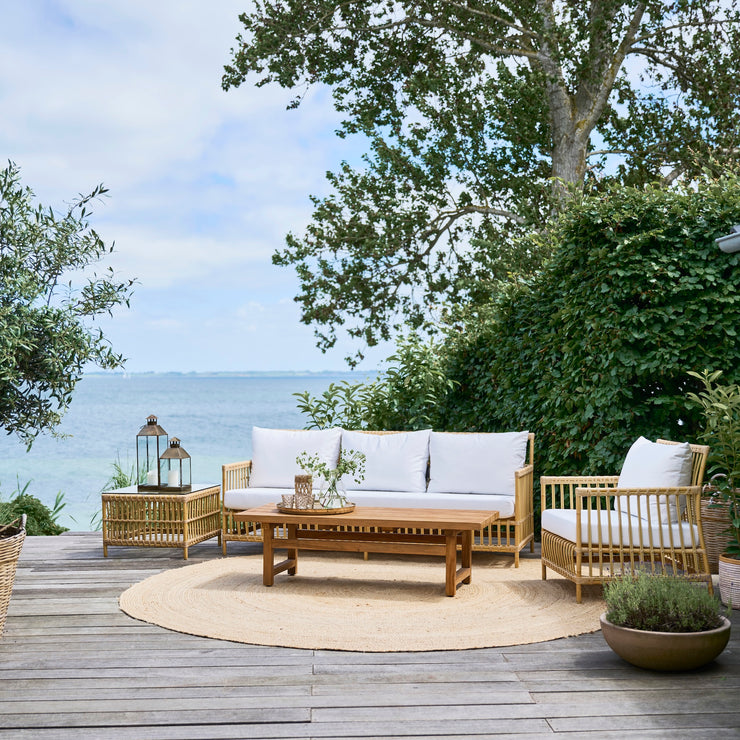 Utesofaen Caroline fra Sika Design er en elegant utendørs 3-setersofa som leveres med komfortable sitte- og ryggputer – perfekt for å nyte livet utendørs.