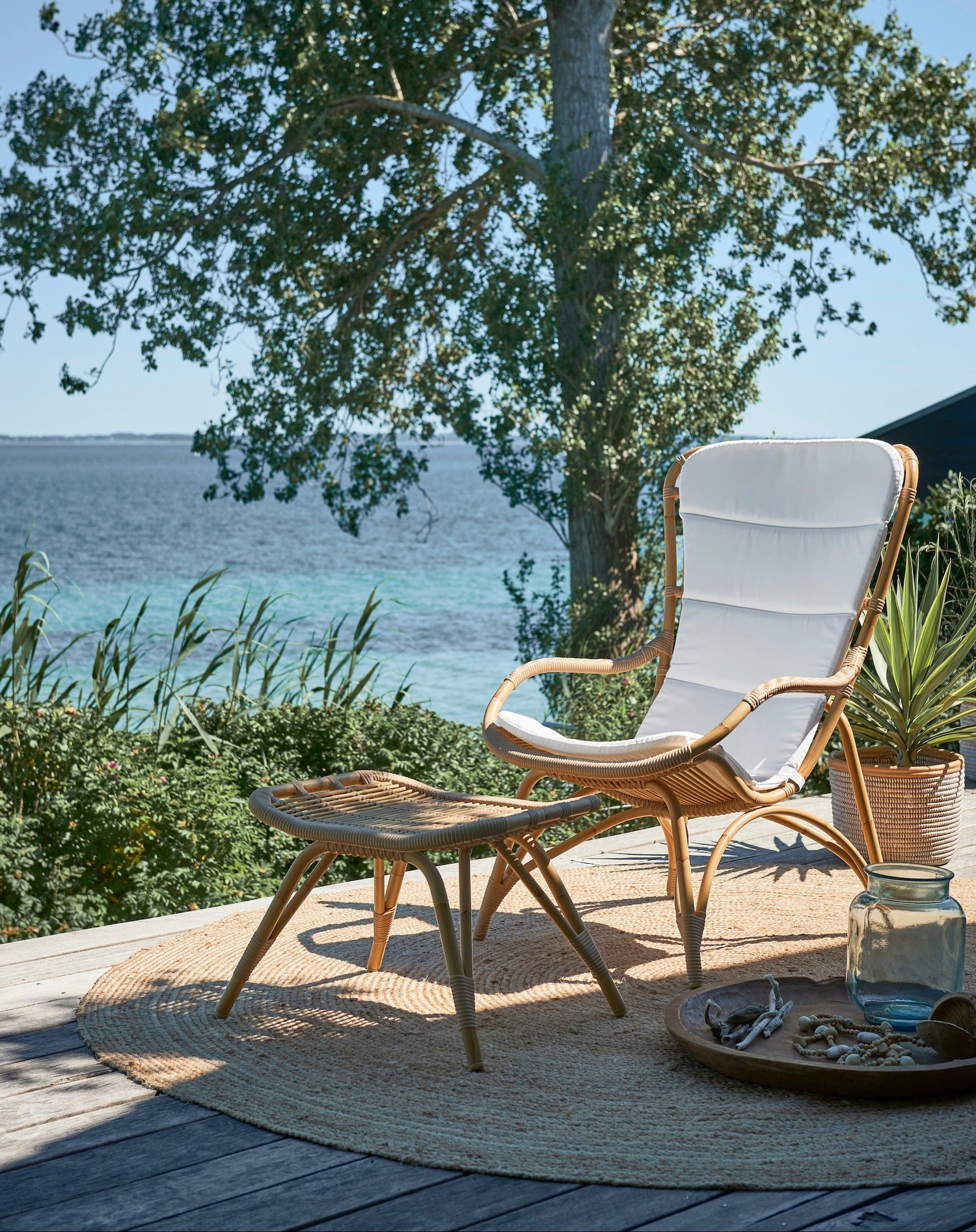 Utestolen Monet Lounge Chair fra Sika Design er en vakker og elegant utformet loungestol designet for uteplassen, håndlaget i værbestandig pulverlakkert aluminium – som tåler mye vind og vær. Aluminiumsrammen ligner rottingen som er brukt på innendørsvarianten i form – og her kan du bestille stolen i tre ulike farger, med og uten heldekkende pute. Puten kan trekkes i flere fine, slitesterke tekstiler. Det finnes også en fotstøtte som passer til.