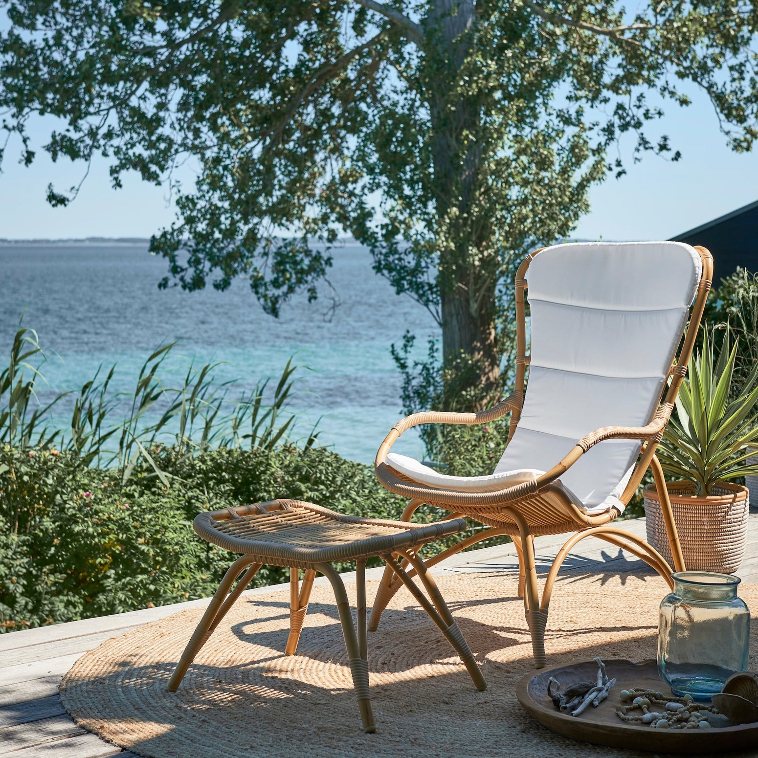 Utestolen Monet Lounge Chair fra Sika Design er en vakker og elegant utformet loungestol designet for uteplassen, håndlaget i værbestandig pulverlakkert aluminium – som tåler mye vind og vær. Aluminiumsrammen ligner rottingen som er brukt på innendørsvarianten i form – og her kan du bestille stolen i tre ulike farger, med og uten heldekkende pute. Puten kan trekkes i flere fine, slitesterke tekstiler. Det finnes også en fotstøtte som passer til.
