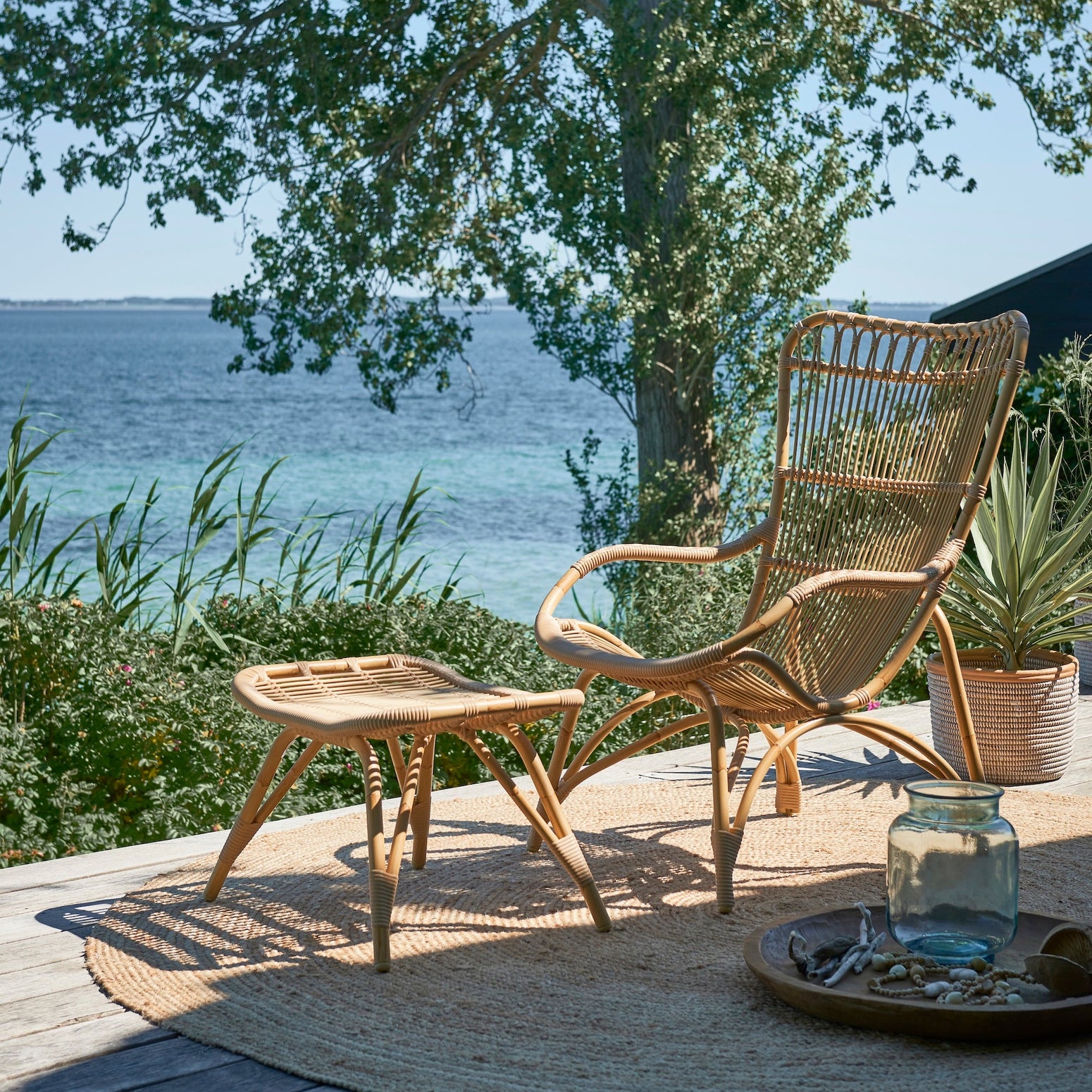 Utestolen Monet Lounge Chair og fotstøtte fra Sika Design i fargen Natural