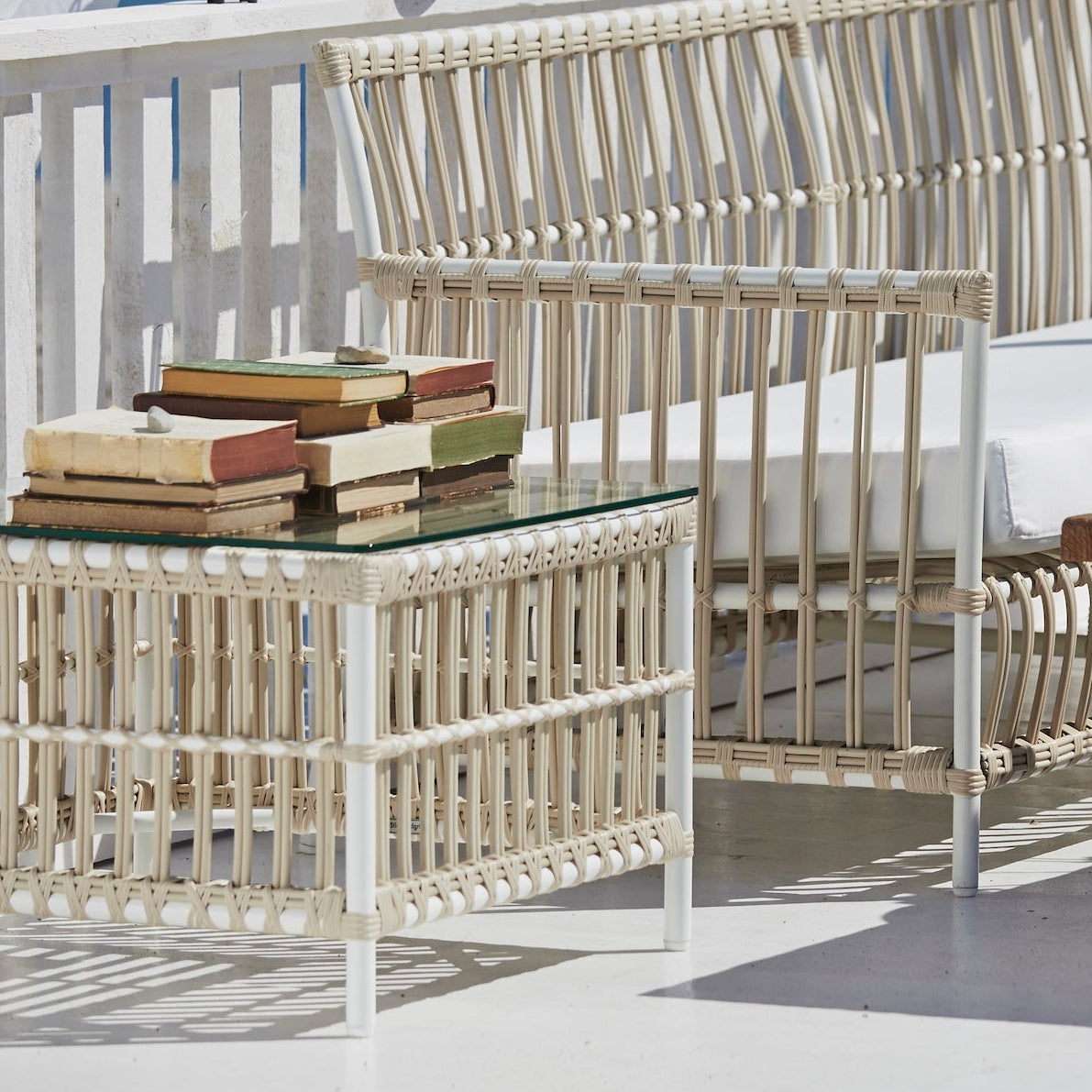 Utebord Caroline Side Table fra Sika Design i fargen Dove White