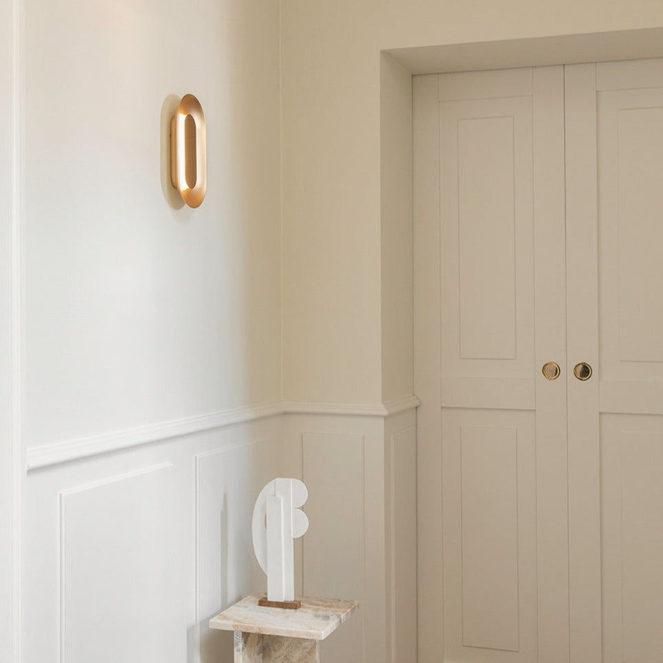 Ute etter et spennende blikkfang av en lampe? Vegglampen Sasi fra Nuura, designet av nederlandske Rick Tegelaar, befinner seg i krysningspunktet mellom å være en lampe, et speil og et kunstobjekt! Dette er en superdekorativ vegglampe som avgir et mykt, behagelig indirekte lys. 