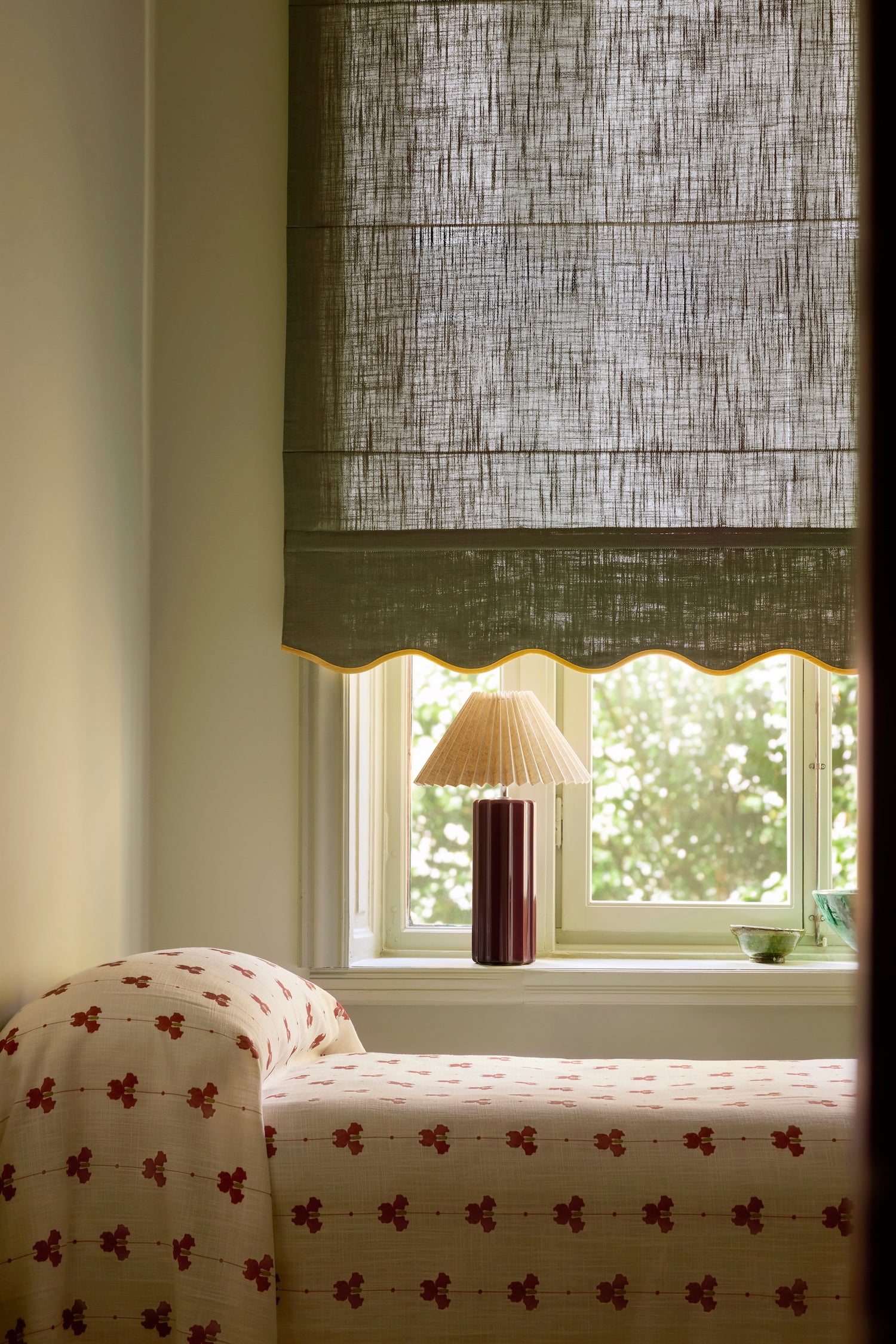 Liftgardin i vevd lin Scallop Edge fra Gotain i fargen Khaki / Mustard