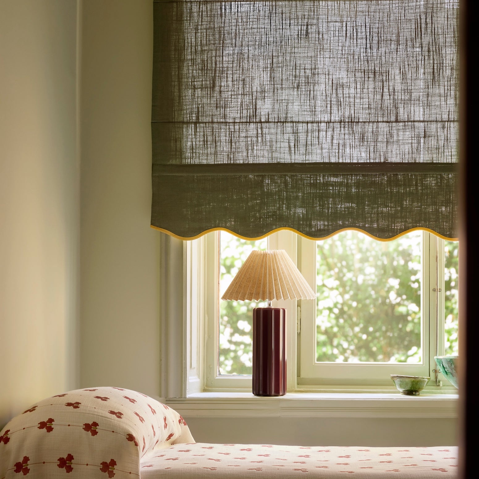 Liftgardin i vevd lin Scallop Edge fra Gotain i fargen Khaki / Mustard