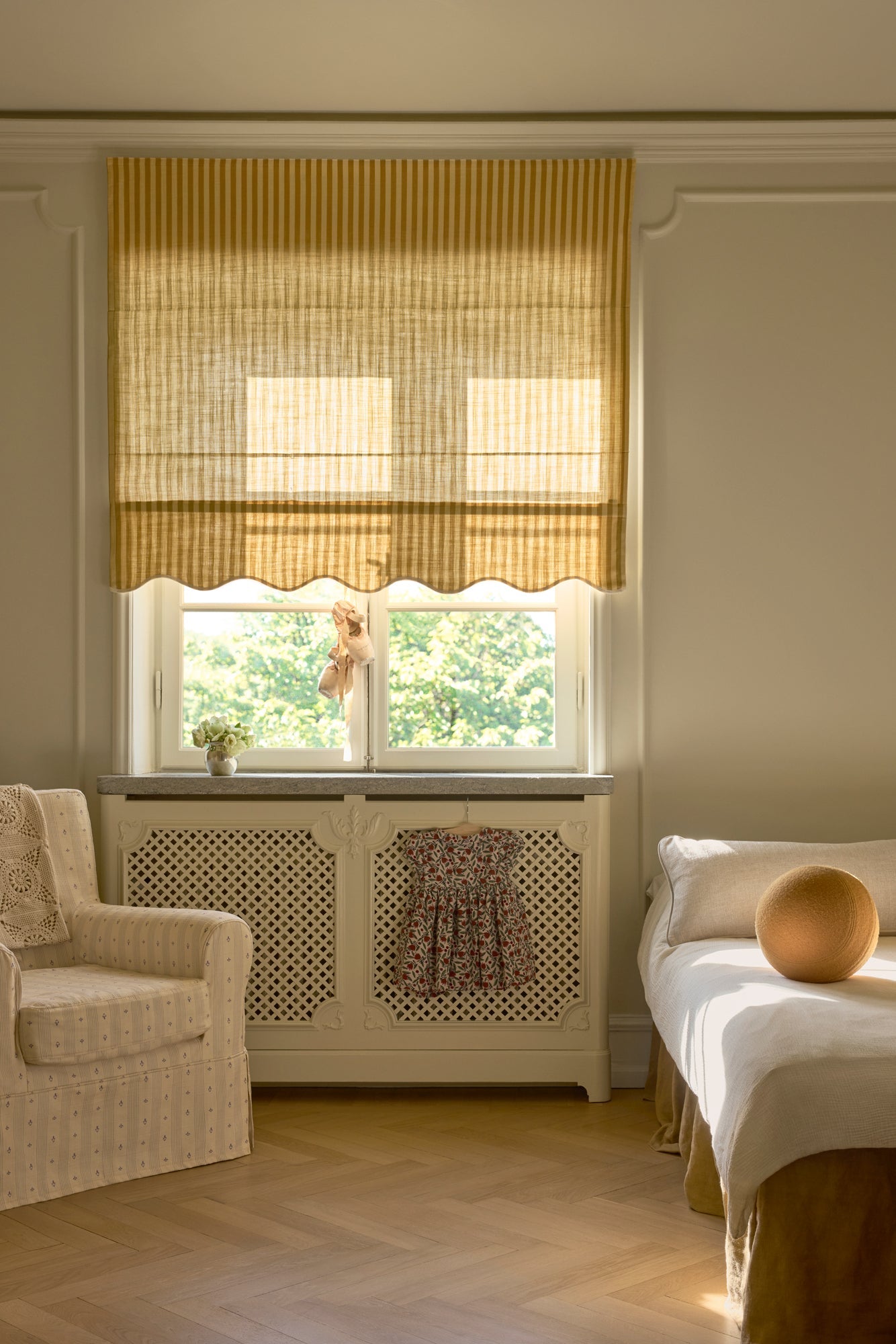 Liftgardin vevd lin Scallop Edge Stripe i fargen sennepsgul/ Mustard fra Gotain.