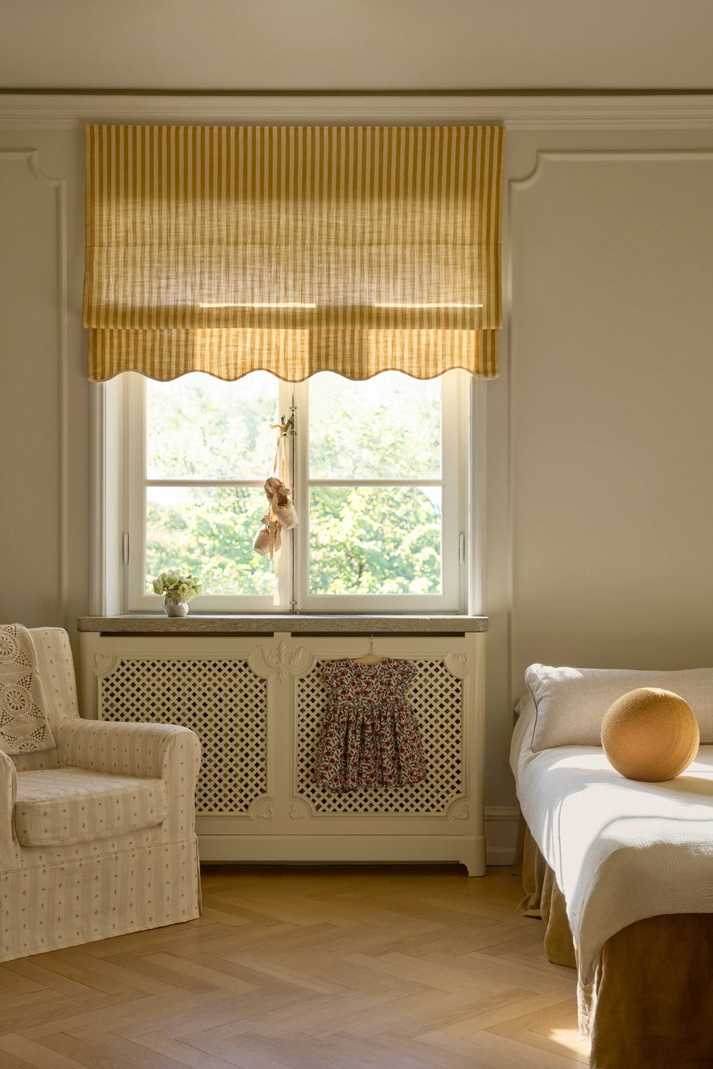 Liftgardin vevd lin Scallop Edge Stripe i fargen sennepsgul/ Mustard fra Gotain.