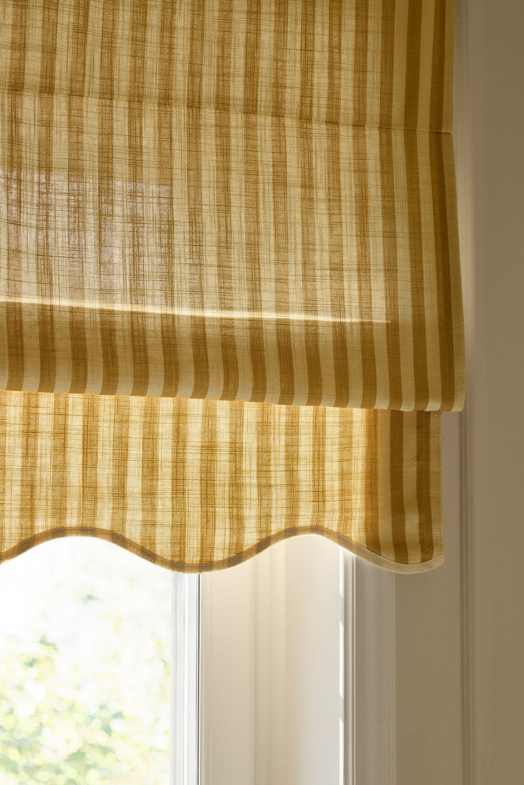 Liftgardin vevd lin Scallop Edge Stripe i fargen sennepsgul/ Mustard fra Gotain.