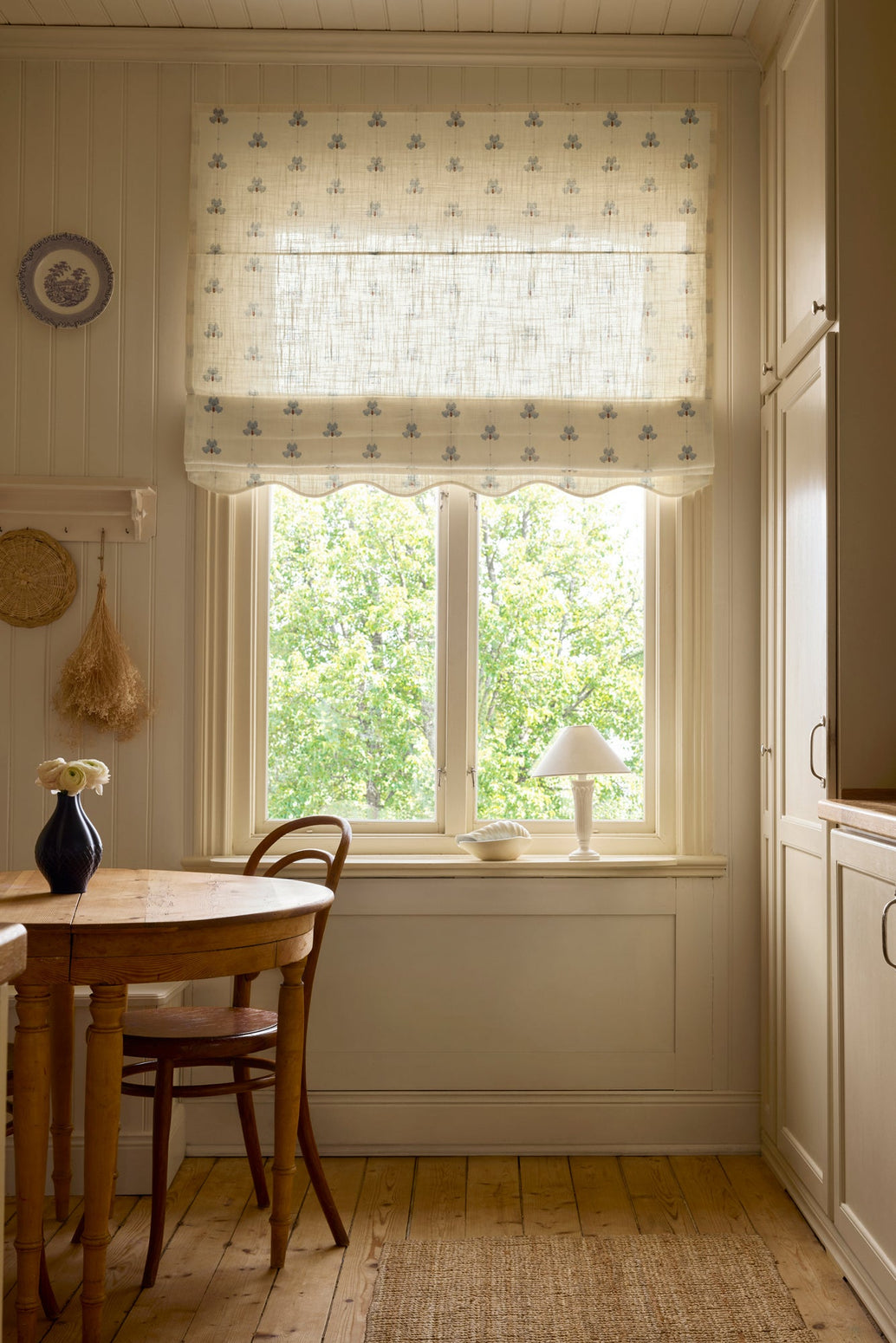 Liftgardin i vevd lin med mønster og bølgekant fra Gotain: Scallop Edge Sweet Pea i fargen blå/ Dove Blue med benhvit kant