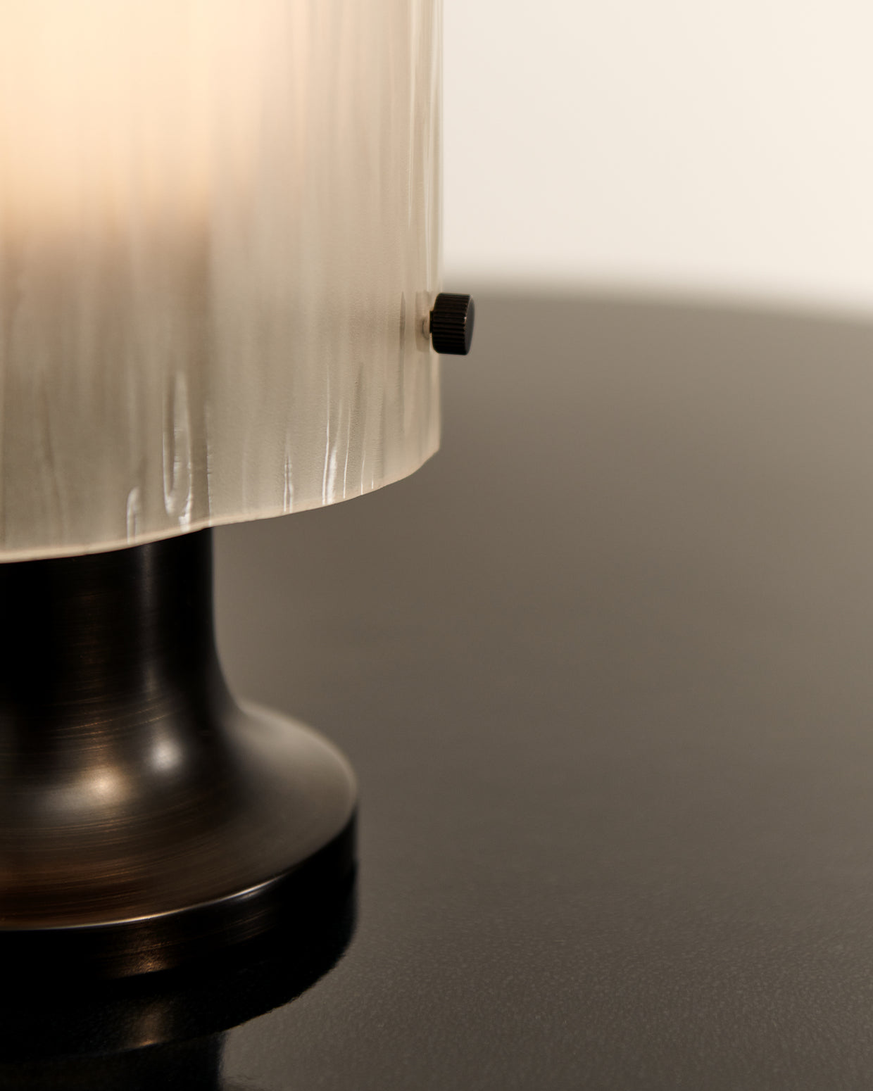 Oppladbar bordlampe Seine Portable Lamp fra Gubi.
