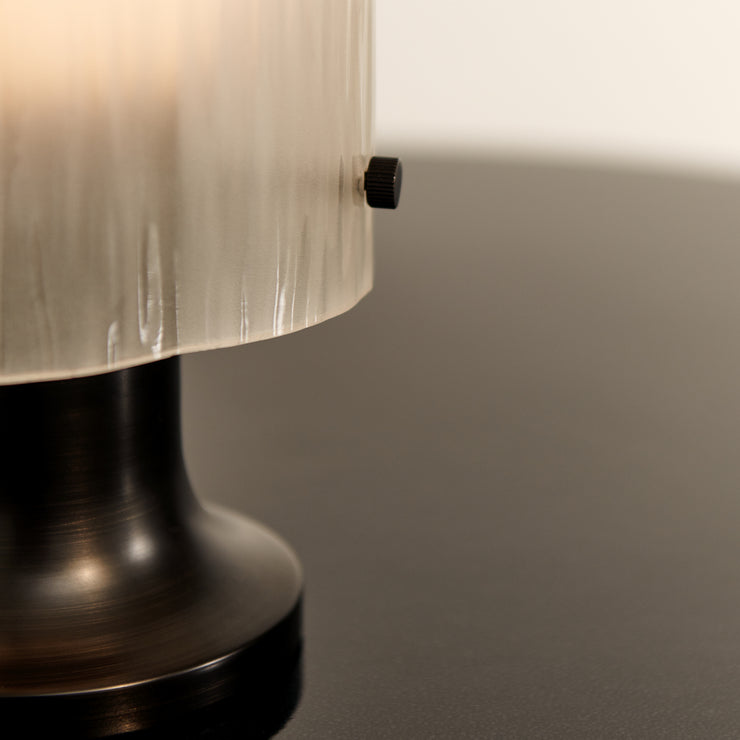 Oppladbar bordlampe Seine Portable Lamp fra Gubi.