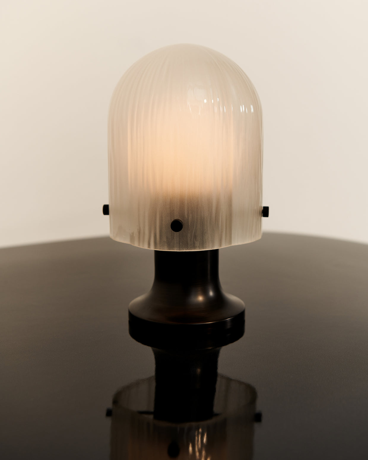 Oppladbar bordlampe Seine Portable Lamp fra Gubi.