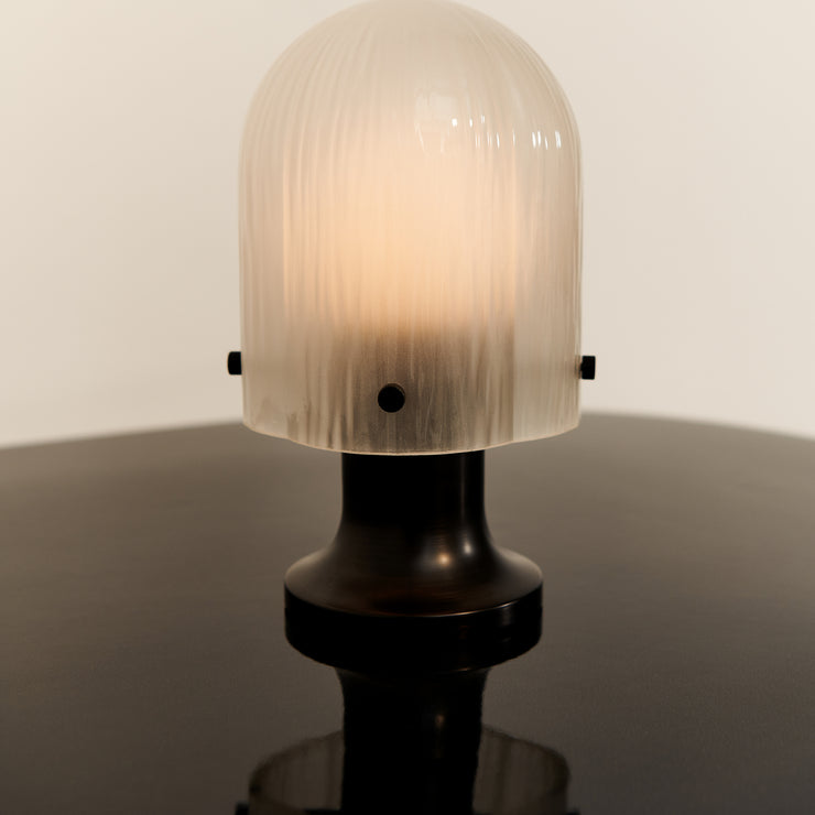 Oppladbar bordlampe Seine Portable Lamp fra Gubi.