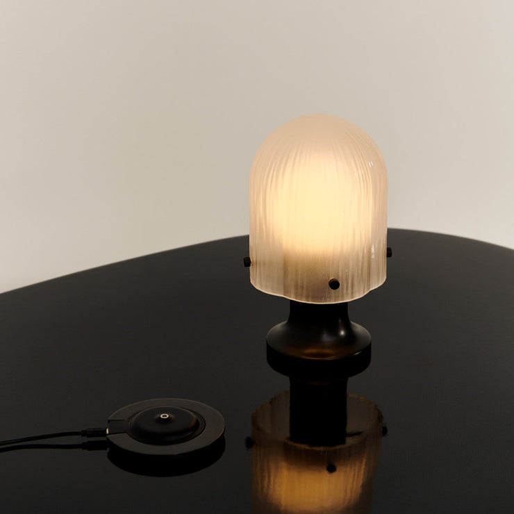 Oppladbar bordlampe Seine Portable Lamp fra Gubi.