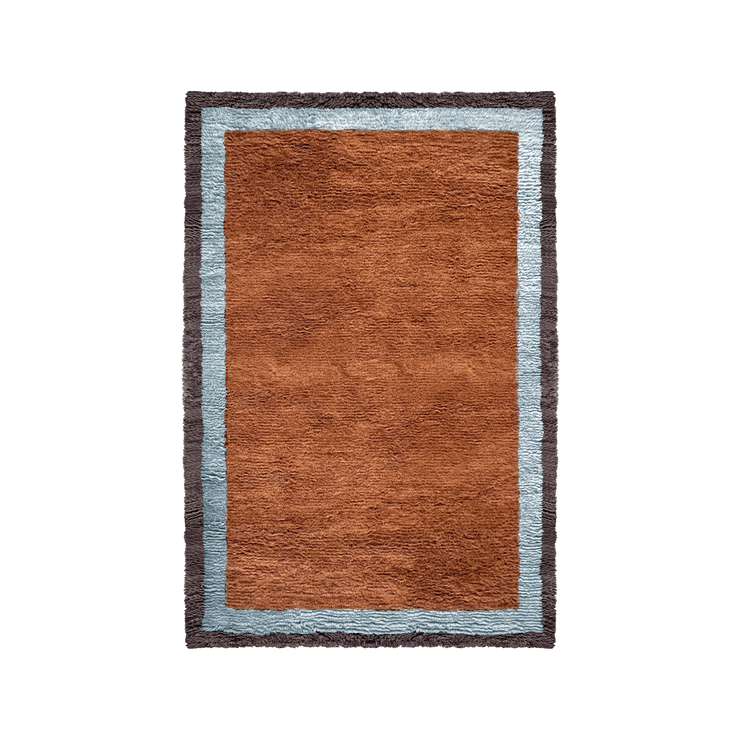 Teppet Shaggy Edge i fargen Amber (brunt / lyseblått / cognacbrunt) fra Layered.