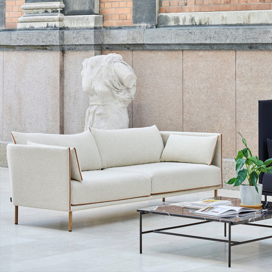 Sofaen Silhouette Sofa fra Hay, har et tydelig estetisk og sømløst formspråk med detaljer som gjør at du elsker den mer og mer. Sofaen som er designet av GamFratesi for Hay, og kommer i flere ulike finisher.