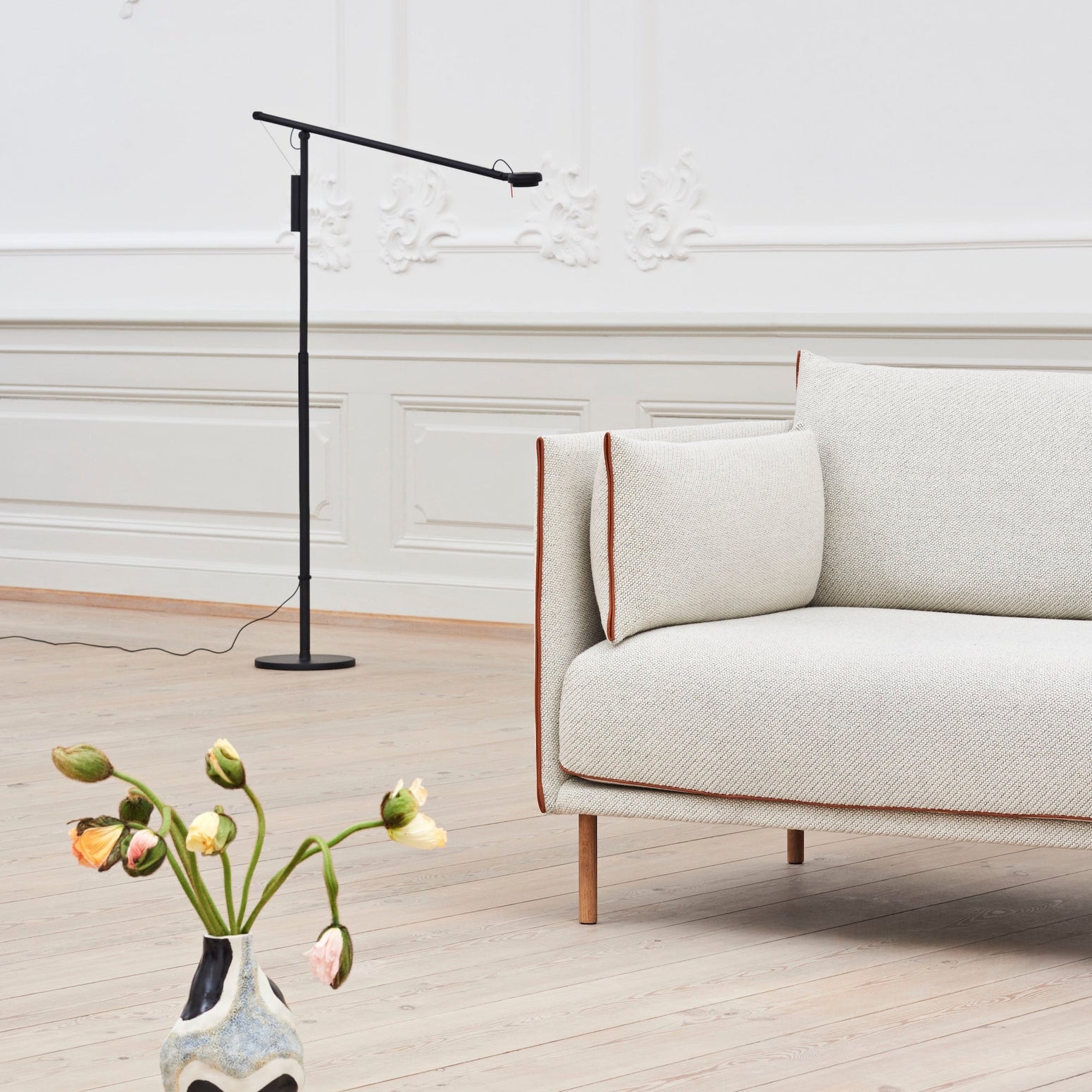 Sofa Silhouette Coda i kremhvitt tekstil fra Hay
