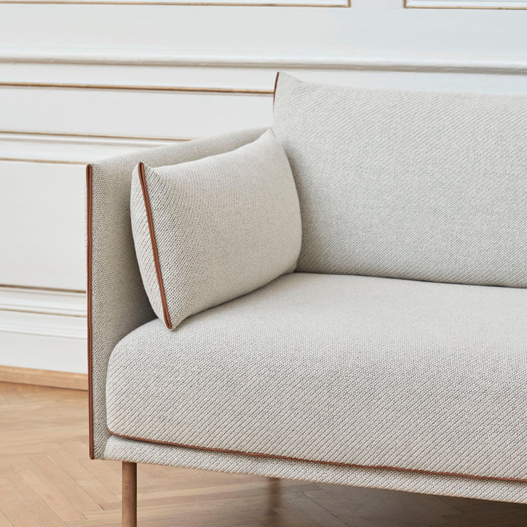 Her kan du bestille sofaen Silhouette som 2-seter eller 3-seter i det kremfargede tekstilet Coda 0100, med sømmer i konjakkfarget skinn. Du kan velge mellom sofaben i naturfarget eik, pilverlakkert svart metall eller krom.