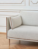 Her kan du bestille sofaen Silhouette som 2-seter eller 3-seter i det kremfargede tekstilet Coda 0100, med sømmer i konjakkfarget skinn. Du kan velge mellom sofaben i naturfarget eik, pilverlakkert svart metall eller krom.