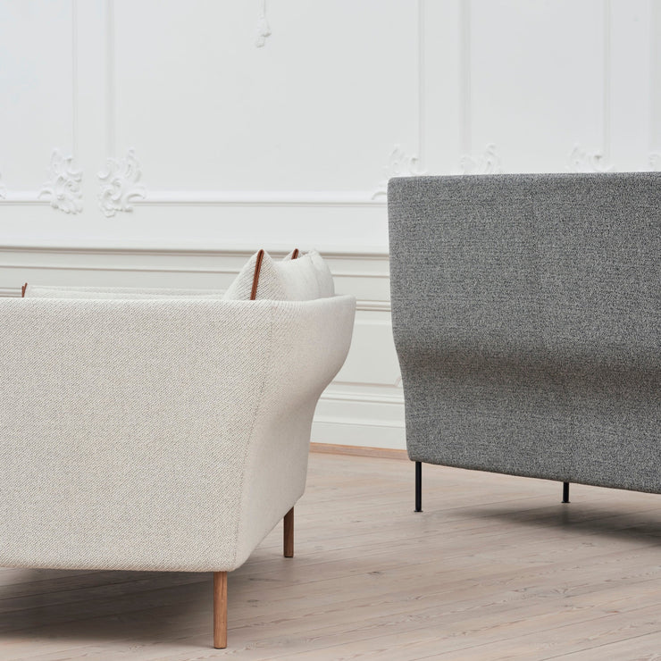 Den elegante ryggen er lett buet, noe som gjør sofaen ekstra innbydende. Silhouette tar ikke for mye plass, har et sterkt, organisk uttrykk, samtidig som den er klassisk og tidløs - og selvfølgelig nydelig å sitte i. 