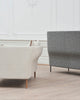 Den elegante ryggen er lett buet, noe som gjør sofaen ekstra innbydende. Silhouette tar ikke for mye plass, har et sterkt, organisk uttrykk, samtidig som den er klassisk og tidløs - og selvfølgelig nydelig å sitte i. 