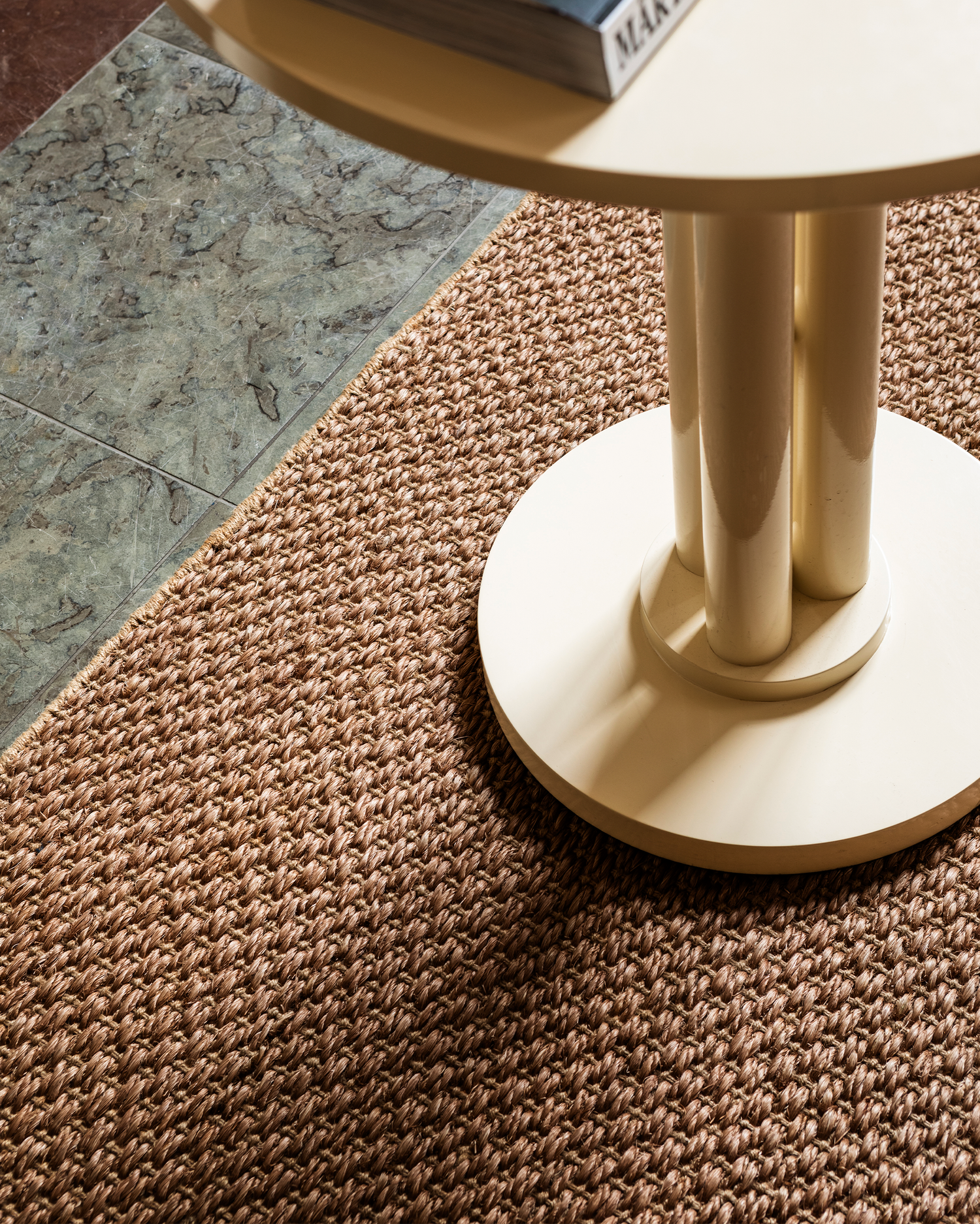 Teppe Basket Weave Sisal fra Layered i brun / Brown.