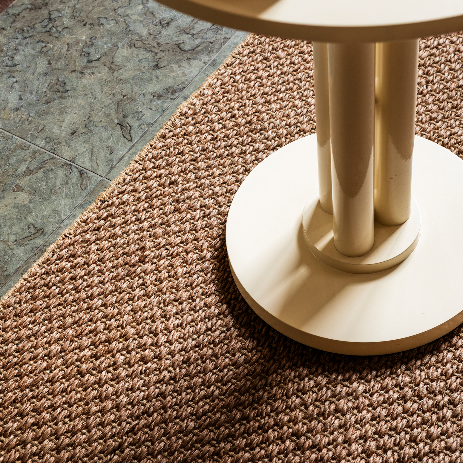 Teppe Basket Weave Sisal fra Layered i brun / Brown.