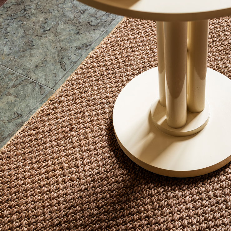 Teppe Basket Weave Sisal fra Layered i brun / Brown.