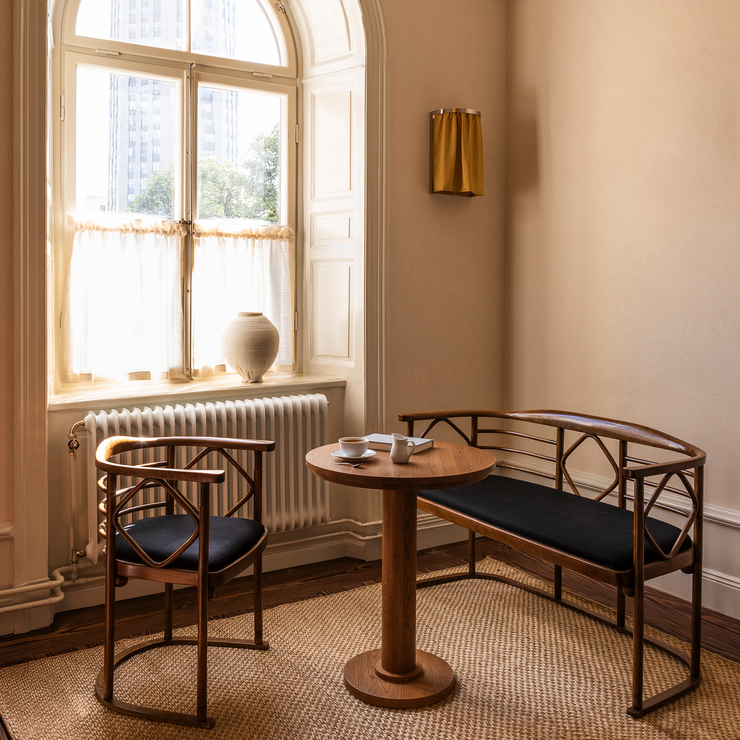 Teppe Basket Weave Sisal fra Layered i sand / Natural.