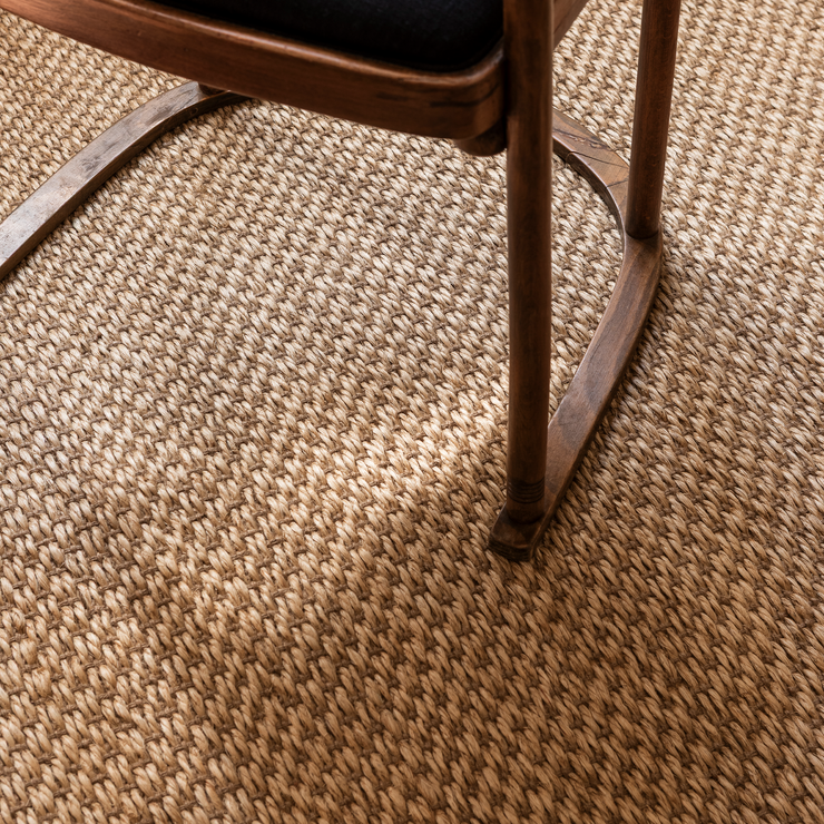 Teppe Basket Weave Sisal fra Layered i sand / Natural.