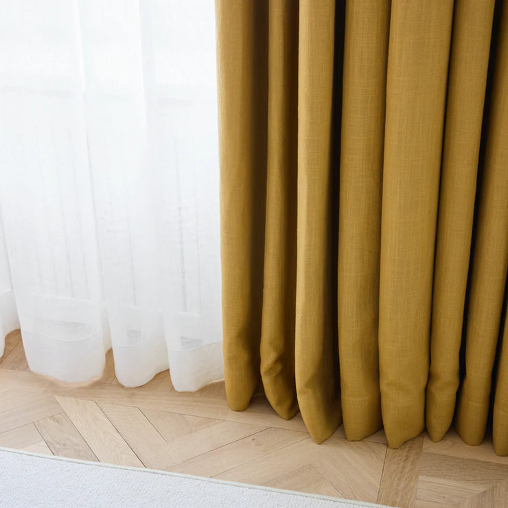 Det er superfint å heng en tynn lingardin bak de mørkleggende gardinene. Dette gir en deilig hotellfølelse på soverommet og mulighet for en lettere skjerming på dagtid når du vil slippe lyset inn!