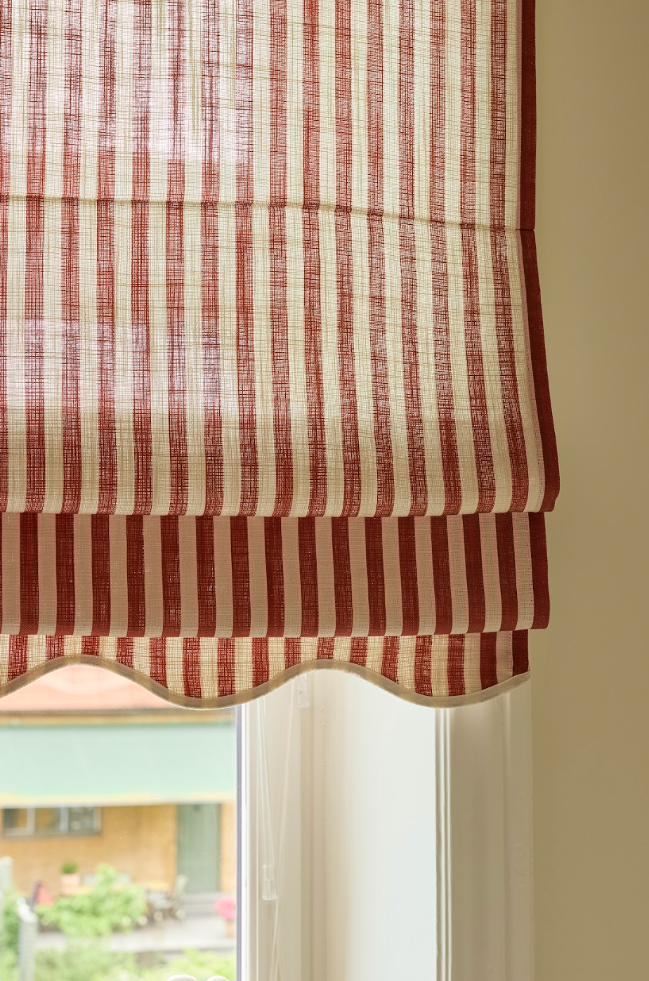 Liftgardin vevd lin Scallop Edge Stripe i fargen rød/ Burgundy fra Gotain.