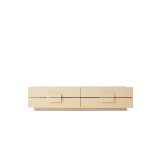 Den lave og dype kommoden Spacious Lowboard fra HK Living i kremfarget sungkai-tre er raus i størrelsen og kan med sine fire praktiske skuffer romme mye av det du ikke vil ha fremme.