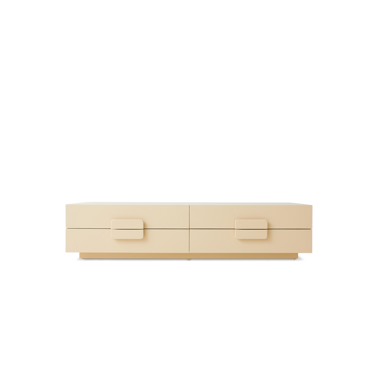 Den lave og dype kommoden Spacious Lowboard fra HK Living i kremfarget sungkai-tre er raus i størrelsen og kan med sine fire praktiske skuffer romme mye av det du ikke vil ha fremme.