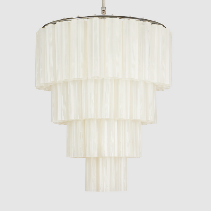 Lysekronen Fontaine 4-layer fra Meublé med hvitt glass og krombelagt oppheng