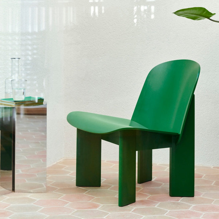 Chisel Lounge Chair fra Hay med base i bøk, i fargen Lush Green.