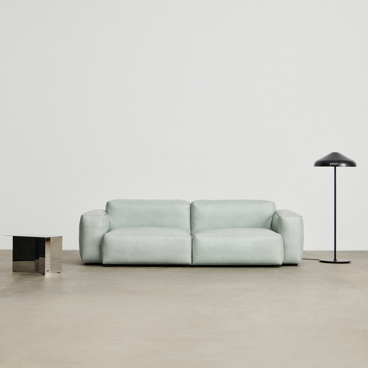 Sofa Mags soft low fra Hay i skinn Sense, farge Eucalyptus (prisgruppe 6)