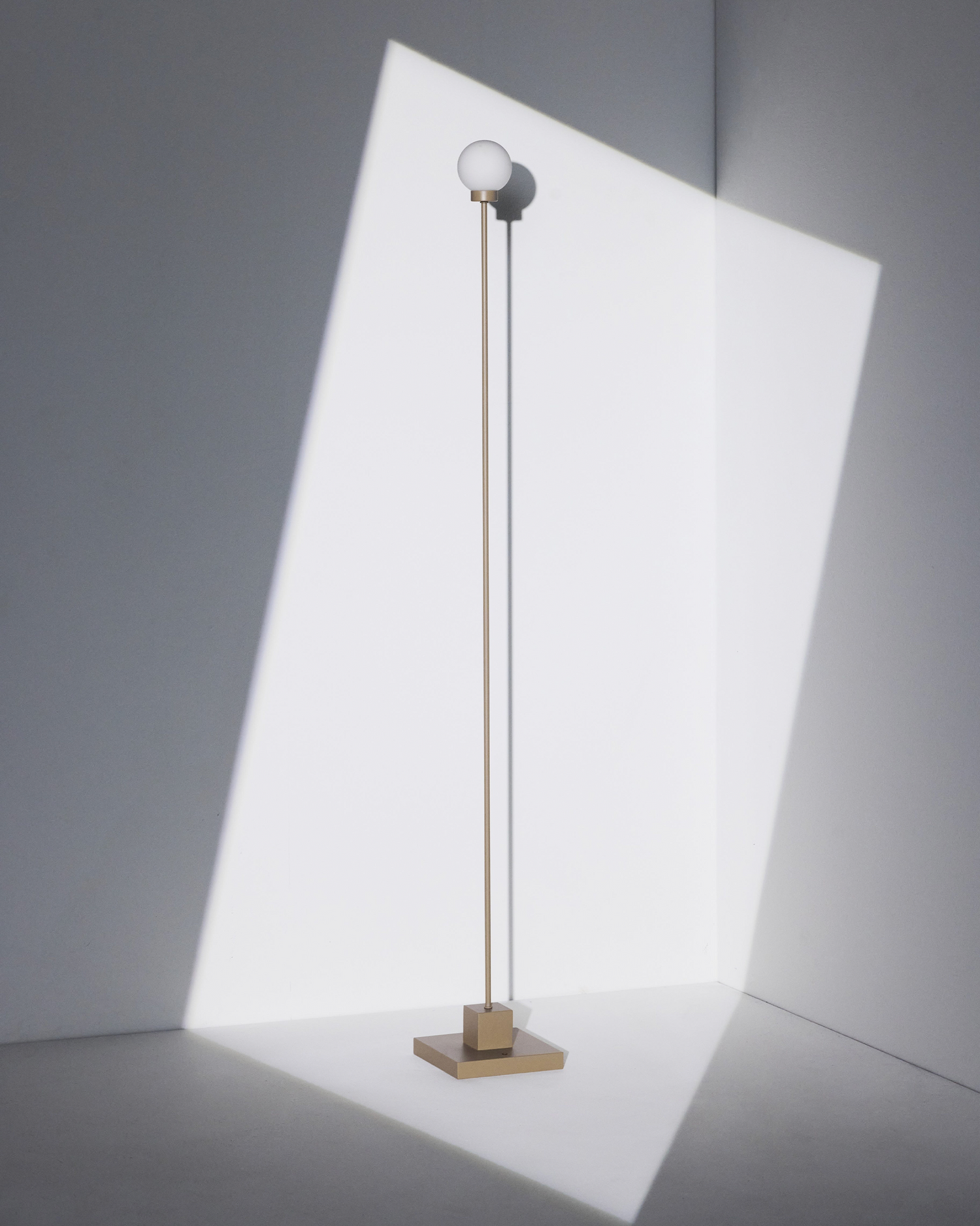 Oppladbar gulvlampe Snowball Portable Floor Lamp i gråbeigefinish fra Northern.
