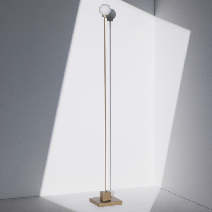 Oppladbar gulvlampe Snowball Portable Floor Lamp i gråbeigefinish fra Northern.