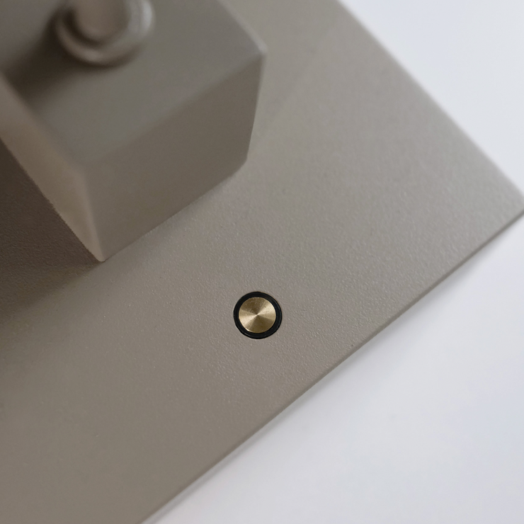 Oppladbar gulvlampe Snowball Portable Floor Lamp i gråbeigefinish fra Northern.