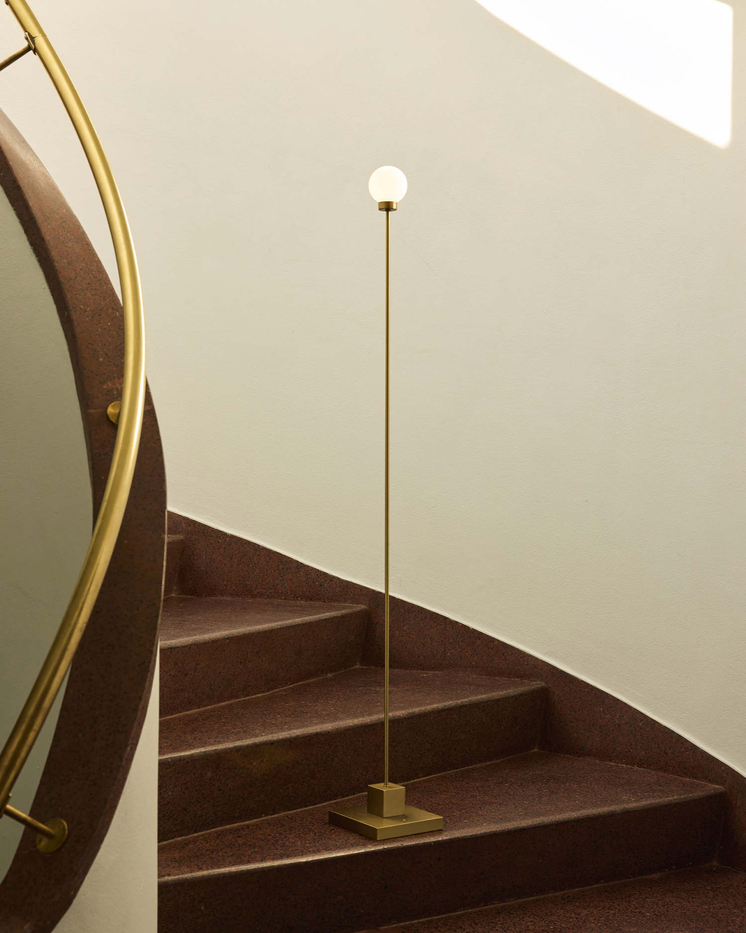 Oppladbar gulvlampe Snowball Portable Floor Lamp i messingfinish fra Northern.