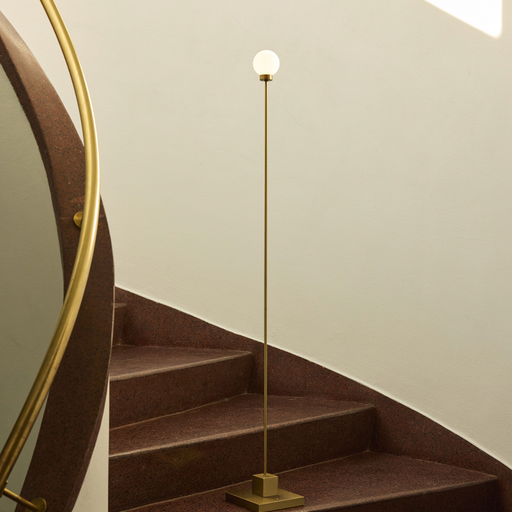 Oppladbar gulvlampe Snowball Portable Floor Lamp i messingfinish fra Northern.
