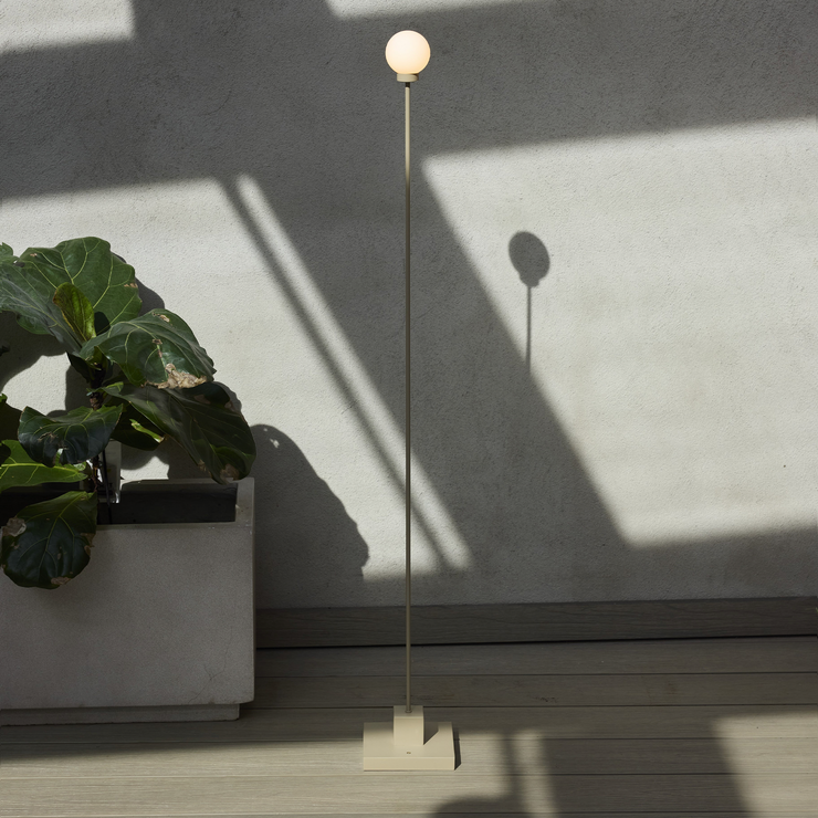 Oppladbar gulvlampe Snowball Portable Floor Lamp i gråbeigefinish fra Northern.