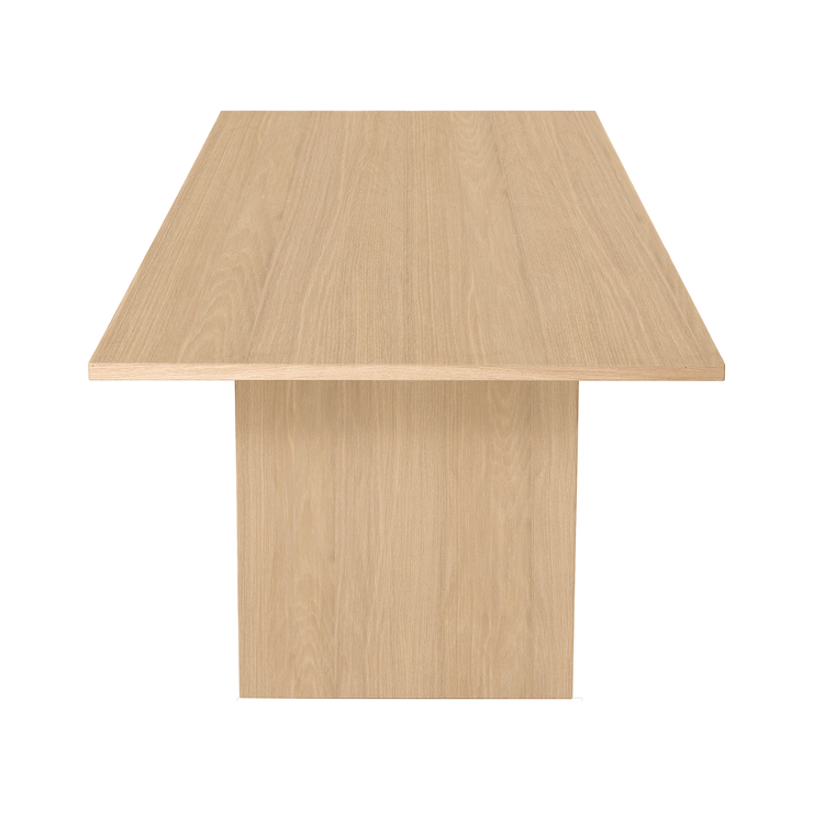 Spisebordet Private Dining Table fra Gubi i lys eik sett fra siden.