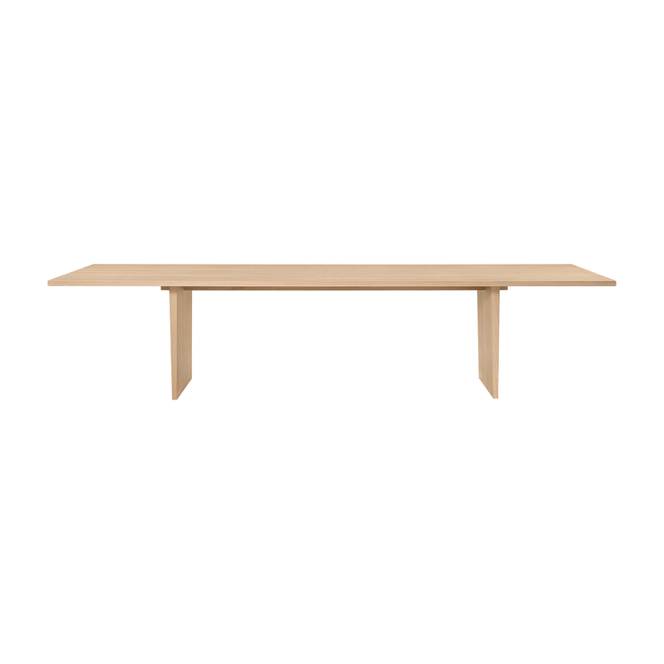 Spisebordet Private Dining Table fra Gubi i lys eik i 100x320 cm.