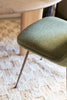Spisestolen Rely HW9 fra &tradition med ekstra sittepute.