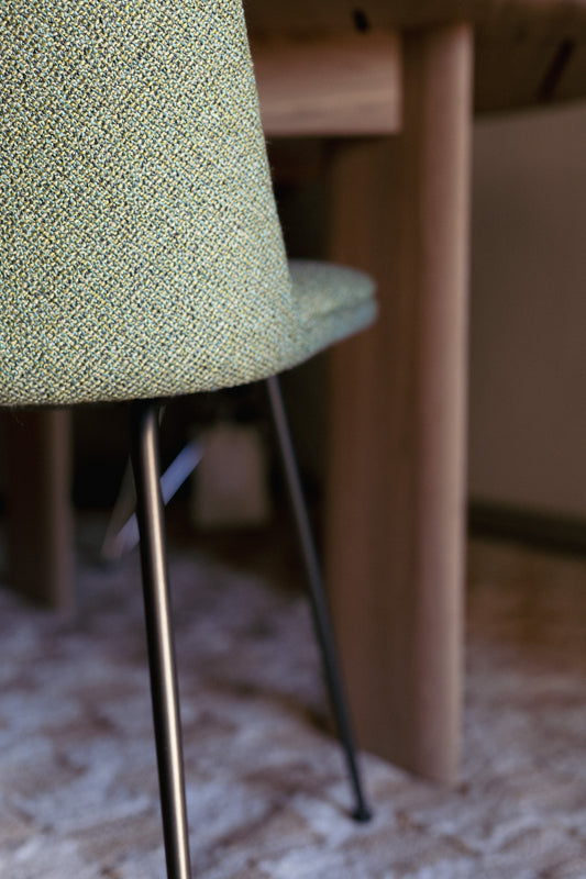 Stolen kan polstres i en rekke tekstiler og farger, slik at den kan passe perfekt inn hjemme hos deg. To OsloDeco-favoritter på tekstilfronten er Promise og Bonsai og hos oss kan du nå bestille stolene i begge disse tekstilene!