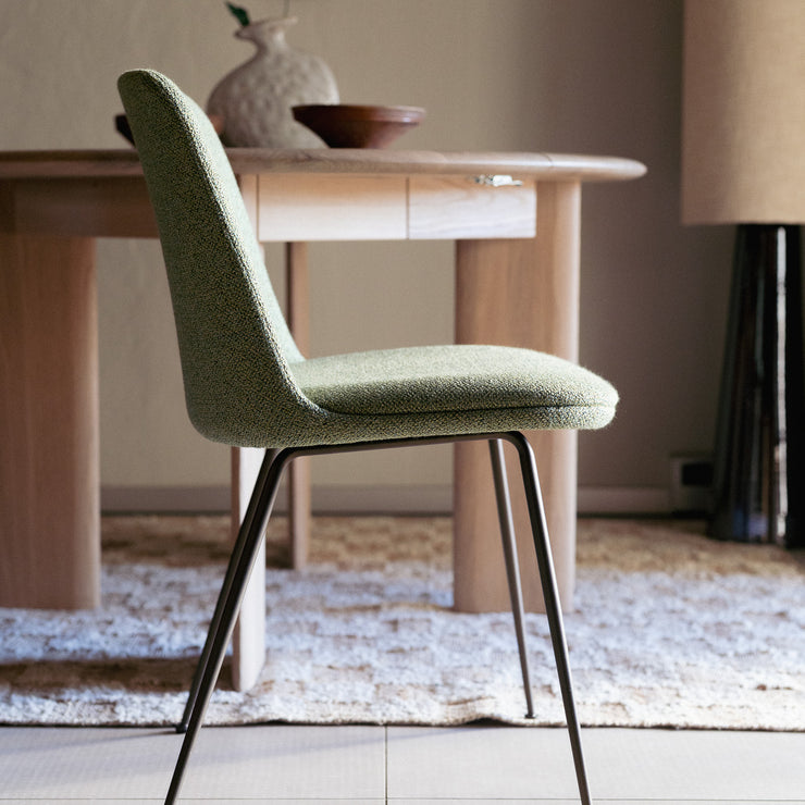 Rely HW8 er en helpolstret spisestol. Rely HW9 er lik, men kommer med en ekstra sittepute – deilig om du ønsker enda mer komfort! Rely finnes også med armlener.